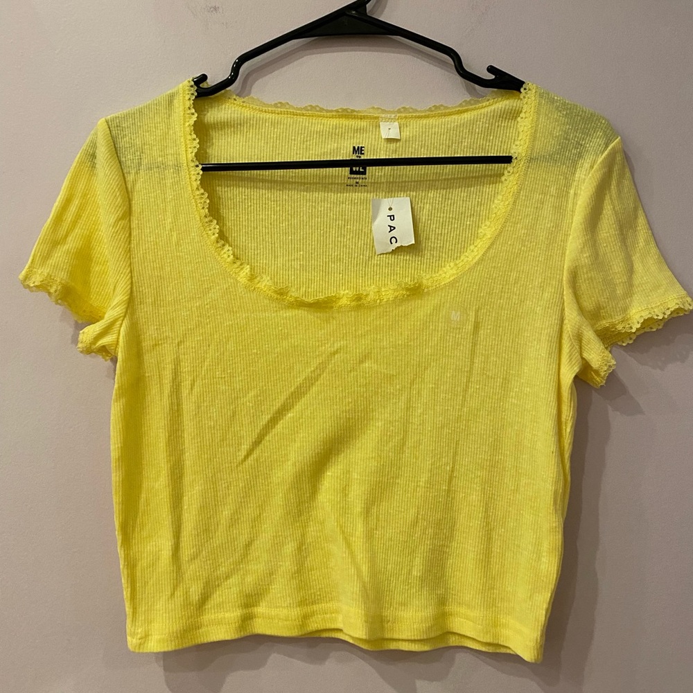 PacSun Women’s Medium Yellow Cropped T-Shirt. New w/ tags.